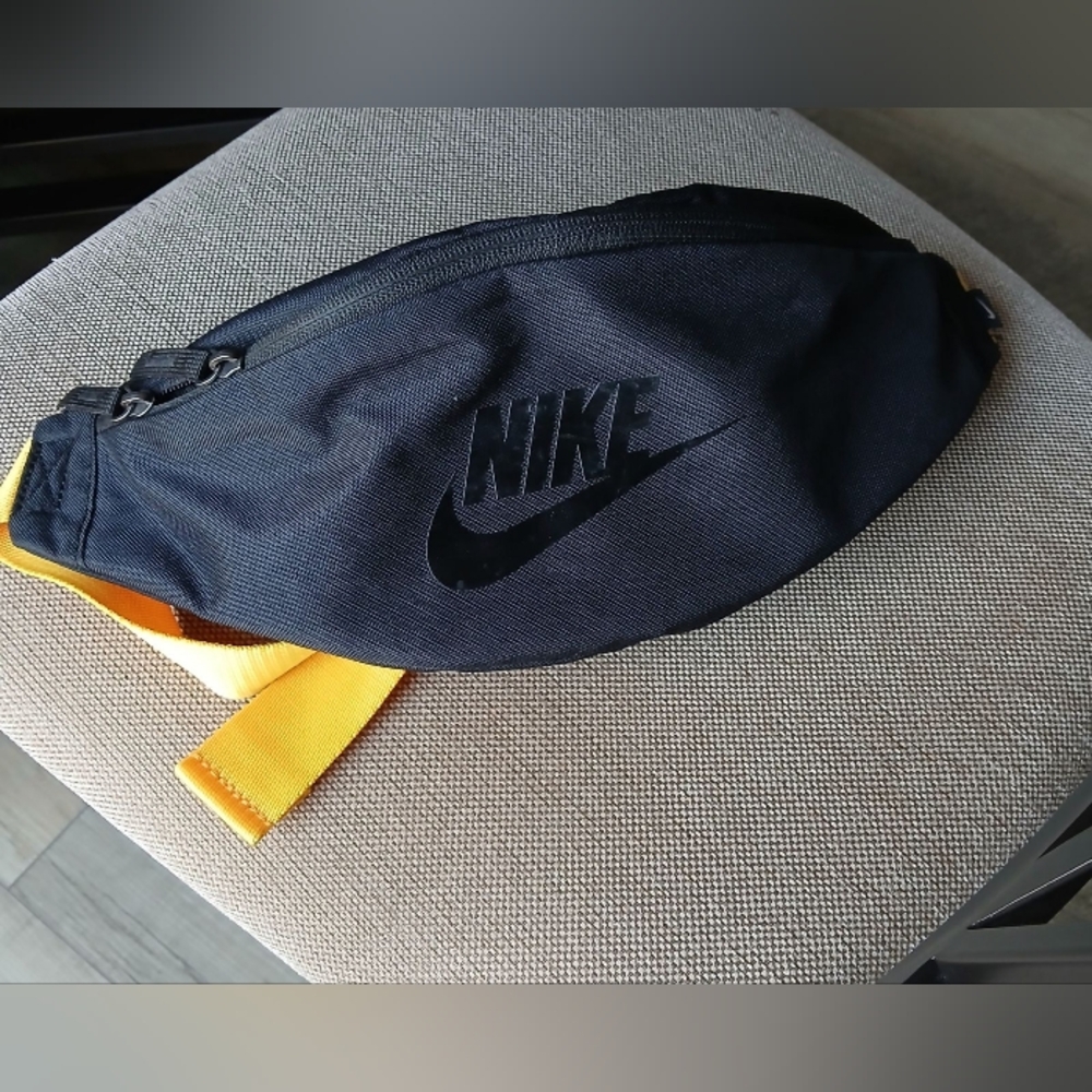 NWOT NIKE HERITAGE BELT / CROSSBODY BAG